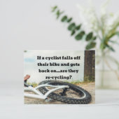 Als een fietser van de fiets afstapt en weer aan d briefkaart (Staand voorkant)