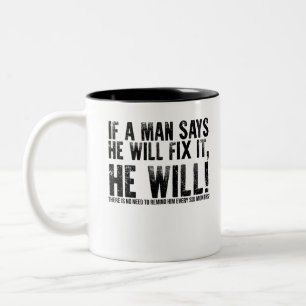 Als een man zegt dat hij het zal repareren zal hij tweekleurige koffiemok