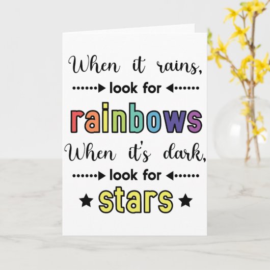 Als het regent, zoek dan naar regenbogen. citaat kaart (Gele Bloem)