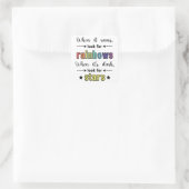 Als het regent, zoek dan naar regenbogen. citaat vierkante sticker (Tas)
