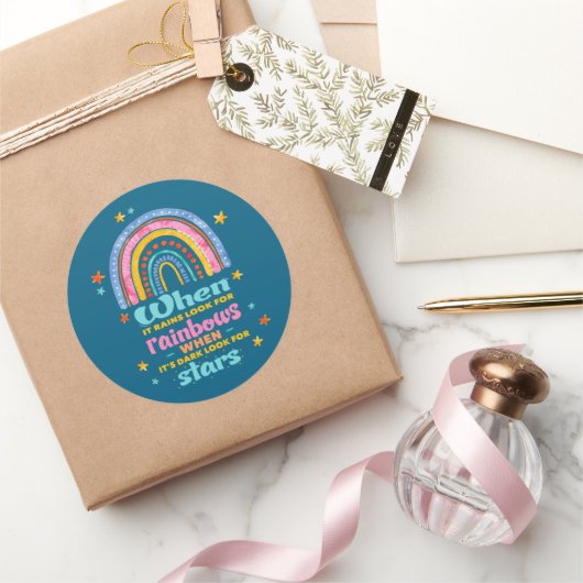 Als het regent, zoek dan naar regenbogen ronde sticker (Geschenken)