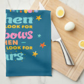 Als het regent, zoek dan naar regenbogen theedoek (Quarter Fold)