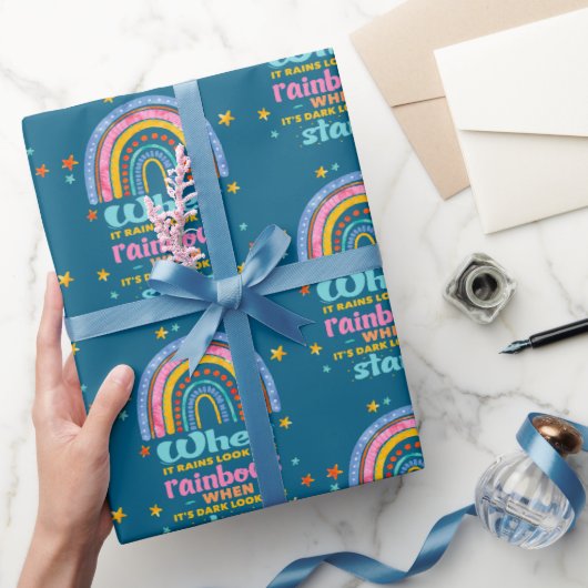 Als het regent, zoek dan regenbogen cadeaupapier (Geschenken)