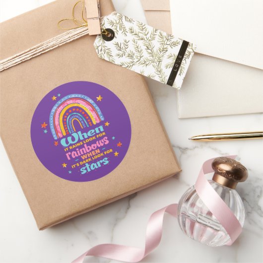 Als het regent, zoek dan regenbogen ronde sticker (Geschenken)