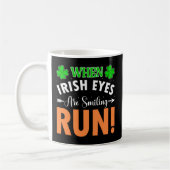 Als Ierse ogen lachen, lopen ze St Patricks Day Pa Koffiemok (Links)