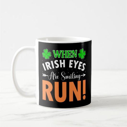 Als Ierse ogen lachen, lopen ze St Patricks Day Pa Koffiemok (Links)