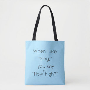 Als ik "zing" zeg, zeg je "hoe hoog?" Licht blauw Tote Bag