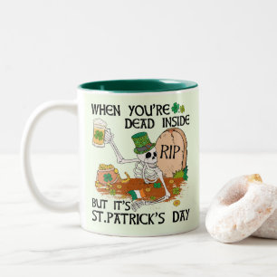 Als je binnen dood bent, maar het is St. Patrick's Tweekleurige Koffiemok