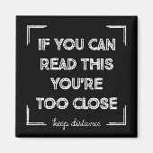 Als je dit kunt lezen, ben je te dicht. magneet (Voorkant)