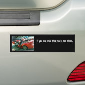 Als je dit kunt lezen, ben je te dichtbij. bumpersticker (Op auto)