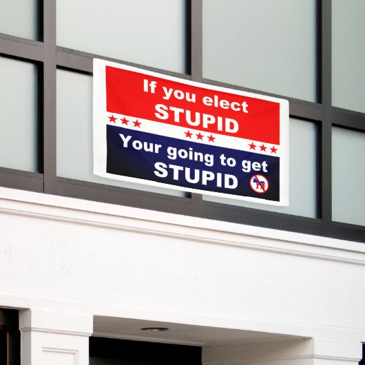 Als je dom kiest word je dom spandoek (Buitenkant Gebouw)