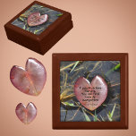 Als je echt dol bent op Natuur drijvende hartwout Cadeaudoosje<br><div class="desc">Deze prachtige natuurlijke houten keepaardbox citeert Vincent Van Gogh: "Als je echt van natuur houdt, zul je overal schoonheid vinden" op een hartvormig Lily-pad. Het rode hartvormige blad wordt gemarkeerd door zonlicht, omdat het drijft onder rietvloeren in marshland water. Het is een natuurlijk perfect geschenk voor een Natuur Lover. Dit...</div>