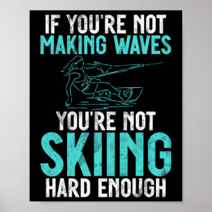 Als je geen golven maakt, ski je niet hard genoeg poster