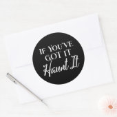 Als je het hebt, spook het uit, Grappige Halloween Ronde Sticker (Envelop)