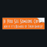 Als je iemand ziet die kletsen | Funny Bumperstick Bumpersticker<br><div class="desc">"Als je iemand ziet huilen, vraag dan of dat komt door hun haarsnit" - Grappig, rude, gemeen, humoristische, onschatbare wijsheid, zeer handig tijdvereerd advies, hier op een rijke oranje achtergrond, op een duurzame vinylkwaliteit aangepaste bumper sticker voor je auto - wagen - atv - muv - suv - vrachtwagen -...</div>