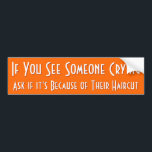Als je iemand ziet die kletsen | Funny Bumperstick Bumpersticker<br><div class="desc">"Als je iemand ziet huilen, vraag dan of dat komt door hun haarsnit" - Grappig, rude, gemeen, humoristische, onschatbare wijsheid, zeer handig tijdvereerd advies, hier op een rijke oranje achtergrond, op een duurzame vinylkwaliteit aangepaste bumper sticker voor je auto - wagen - atv - muv - suv - vrachtwagen -...</div>