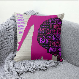 Als je mensen beoordeelt, gooi je inspirerend cita kussen