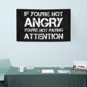 Als je niet boos bent, dan geef je geen aandacht spandoek (Beurs)