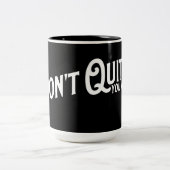 Als je niet stopt... win je. tweekleurige koffiemok (Center)