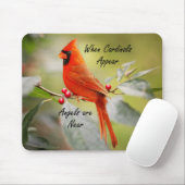 Als kardinalen verschijnen, zijn engelen nabij muismat (Met muis)