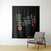 Als Papou het niet kan oplossen, zijn we allemaal  Wandkleed (In situ)