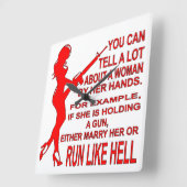 Als ze een Pistool vasthoudt, trouwt ze haar of re Vierkante Klok (Hoek)