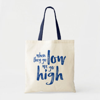 Als ze laag gaan, gaan we hoog. tote bag