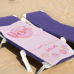 Alsjeblieft Donut Touch - Jouw naam - Funny Pink D Strandlaken<br><div class="desc">Deze schattige en grappige strandlaken is klaar voor u om te personaliseren met jouw naam. Het ontwerp heeft een ijsring donut met de formulering "Please Donut Touch" als een leuk woordspel, dat ook kan dienen als een vriendelijk verzoek om niet te knoeien met je spullen! Daaronder staat "Deze handdoek hoort...</div>