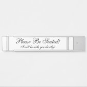 "Alsjeblieft, zit er zitten!" Deurbordje (Voorkant)