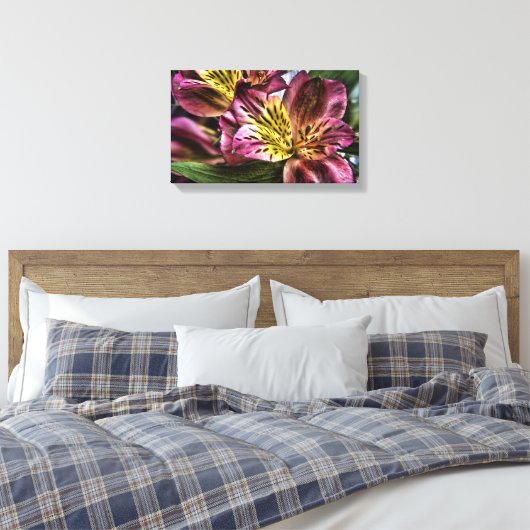 Alstroemeria Peruaanse Lelie bloem Canvas Print (Insitu (Slaapkamer))