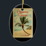 Altamonte Springs Palm Tree Vintage Travel Keramisch Ornament<br><div class="desc">Een unieke retro mid-eeuwse moderne Altamonte Springs Florida-kunst van Altamonte Springs in de klassieke stijl van het poster. Het bevat een gebogen palmboom op zandige stranden met oceaan onder een blauwe troebele hemel.</div>
