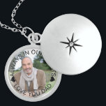 Altijd in ons hart Persoonlijke foto Locket Ketting<br><div class="desc">Elegant foto locket om een verloren geliefde dichtbij te houden. De sjabloon is opstelling voor u om uw eigen foto toe te voegen en u kunt alle tekst ook uitgeven als u wenst. De tekst staat op een semi-transparante grensbekleding, boven uw foto. De tekst van de steekproef luidt "altijd in...</div>