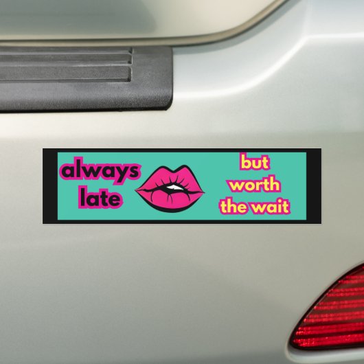 Altijd laat, maar de wachtende Bumpersticker waard (Op auto)