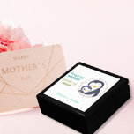 Altijd mijn moeder - Pinguïn Mum & Baby Keepsake B Cadeaudoosje<br><div class="desc">Op zoek naar het perfecte Moederdag cadeau? Deze schattige aandenken doos bevat een lieve pinguïn moeder knuffelde omhoog met haar baby, samen met de oprechte boodschap "Altijd mijn Moeder, voor altijd mijn Vriend." Je kunt het zelfs personaliseren met je eigen speciale boodschap voor je geweldige moeder! Of het nu gaat...</div>