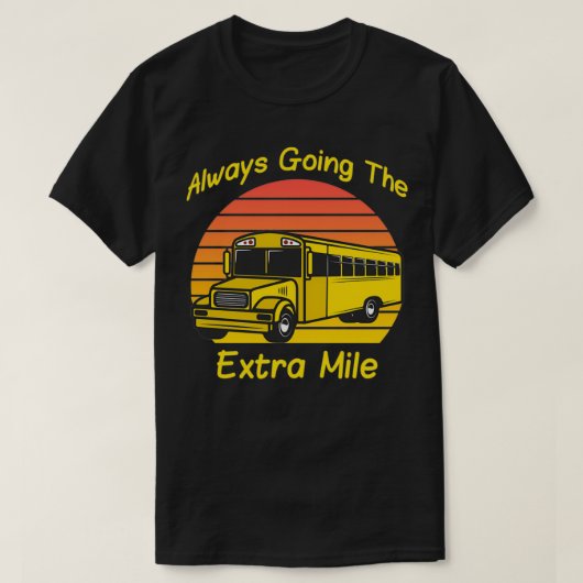 Altijd onderweg naar de Extra Mile-schoolbus T-shirt (Design voorkant)