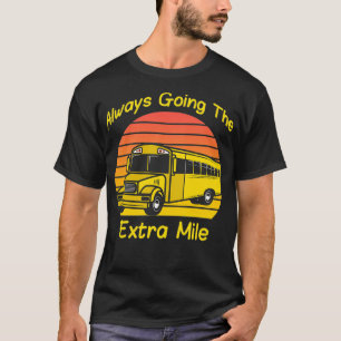 Altijd onderweg naar de Extra Mile-schoolbus T-shirt