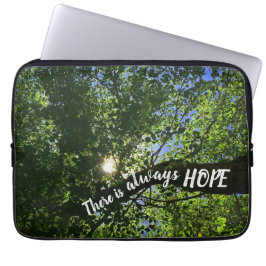 Altijd op zonlicht door bomen Inspirerend hopen Laptop Sleeve