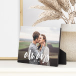Altijd Script Overlay Persoonlijke Foto van Koppel Fotoplaat<br><div class="desc">Maak een lief aandenken van je trouwdag,  verlovingsfeest,  jubileum,  huwelijksreis of speciaal moment met dit op maat gemaakte fotobord dat perfect is voor koppels Voeg een favoriete foto toe,  met 'altijd' eroverheen in casual borstelschrift en jullie initialen eronder.</div>