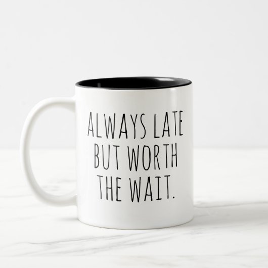 Altijd te laat, maar de wachttijd is het grappige  tweekleurige koffiemok (Links)