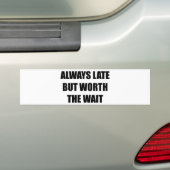 Altijd te laat, maar de wachttijd waard bumpersticker (Op auto)