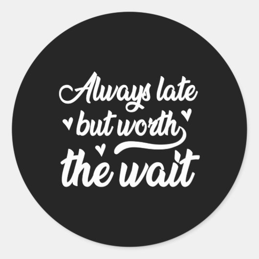 Altijd te laat, maar de wachttijd waard ronde sticker (Voorkant)