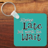 Altijd te laat maar de wachttijd waard sleutelhanger (Voorkant)