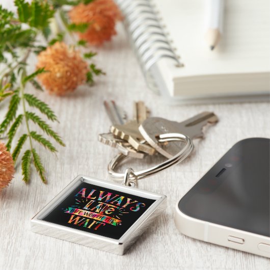 Altijd te laat, maar wachten sleutelhanger (Zijkant)