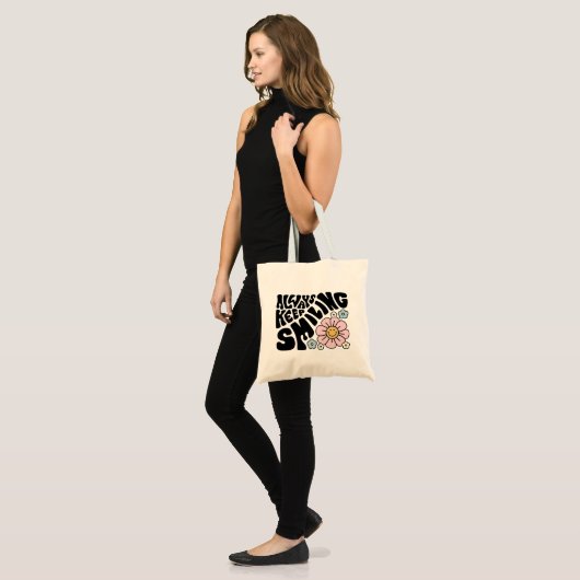"Always Keep Smiling" Groovy 70s Font Tote Bag (Voorkant (model))