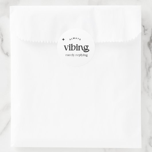 Always Vibing – Chill Esthetische Vibe Ontwerp Ronde Sticker (Tas)