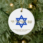 Am Yisrael Chai goudblauw Ster van David op maat Keramisch Ornament<br><div class="desc">Ben Yisrael Chai Hebreeuwse tekst met faux gold gepersonaliseerde aangepaste tekst en blue Star of David aan de ene kant van het ornament. De Israëlische vlag staat aan de andere kant van ornament. Verkrijgbaar in vele vormen en materialen. Am Yisrael Chai, Het volk van Israël leeft, de natie van Israël...</div>
