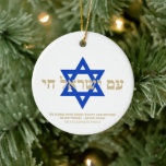 Am Yisrael Chai Hebreeuws goudblauwe davidster Keramisch Ornament<br><div class="desc">Ben Yisrael Chai Hebreeuwse tekst met faux gold gepersonaliseerde aangepaste tekst en blue Star of David aan de ene kant van het ornament. De Israëlische vlag staat aan de andere kant van ornament. Verkrijgbaar in vele vormen en materialen. Am Yisrael Chai, Het volk van Israël leeft, de natie van Israël...</div>