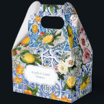 Amalfi Coast Citroen Tegels Italië Bedankdoosjes<br><div class="desc">Amalfikust Italië Mediterraan Citroen voordeeldoos,  met blauwe tegels,  citroen en blauw lijst. Bellissima Italia © U kunt uw naam personaliseren. U kunt de tekstkleur en lettertypestijl wijzigen met de optie Aanpassen. LET OP: De kleuren die online worden weergegeven,  kunnen enigszins afwijken van het werkelijke product.</div>