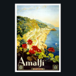 Amalfi Coast, Italië Poster<br><div class="desc">Vintage-reisreclame voor Amalfi Italië, met hun beroemde kustwegen, die een zeer aantrekkelijke route voor reizigers vormen. De zachte blauwe wateren op het schiereiland Sorrento zijn zichtbaar met zeilboten die kalm in de wateren drijven. Dit afbeelding show ook de kraakbergen en de rijpingswegen die in de heuvels zijn gehakt en die...</div>