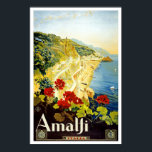 Amalfi Coast, Italië Poster<br><div class="desc">Vintage-reisreclame voor Amalfi Italië, met hun beroemde kustwegen, die een zeer aantrekkelijke route voor reizigers vormen. De zachte blauwe wateren op het schiereiland Sorrento zijn zichtbaar met zeilboten die kalm in de wateren drijven. Dit afbeelding show ook de kraakbergen en de rijpingswegen die in de heuvels zijn gehakt en die...</div>